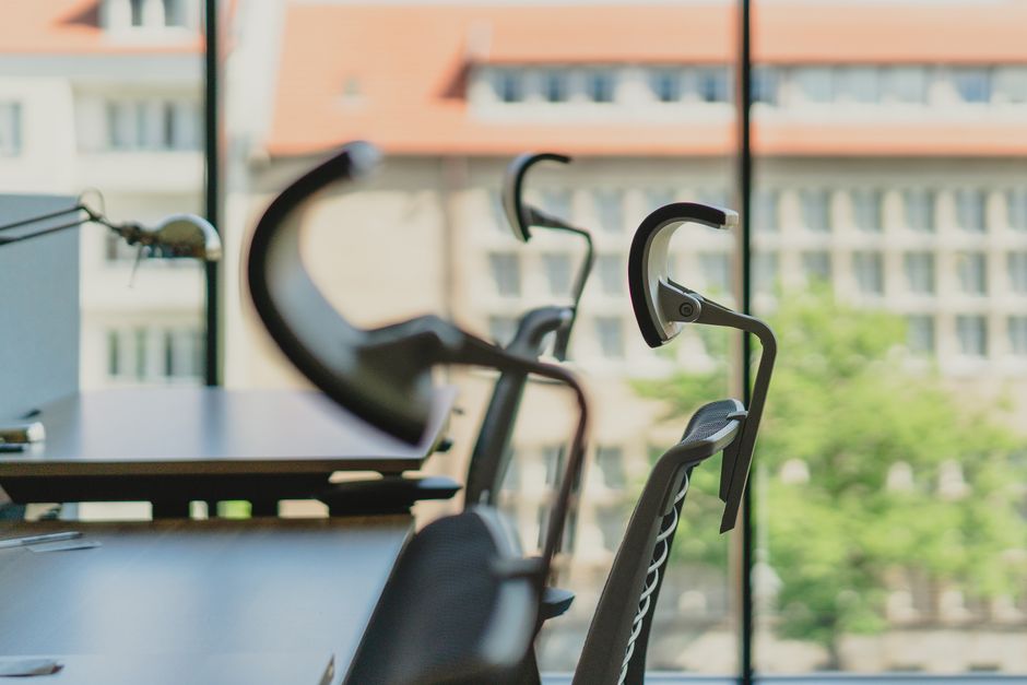 Ergonomische Bürostühle & Kissen in Mietwohnung und Stadt: Praktischer Leitfaden